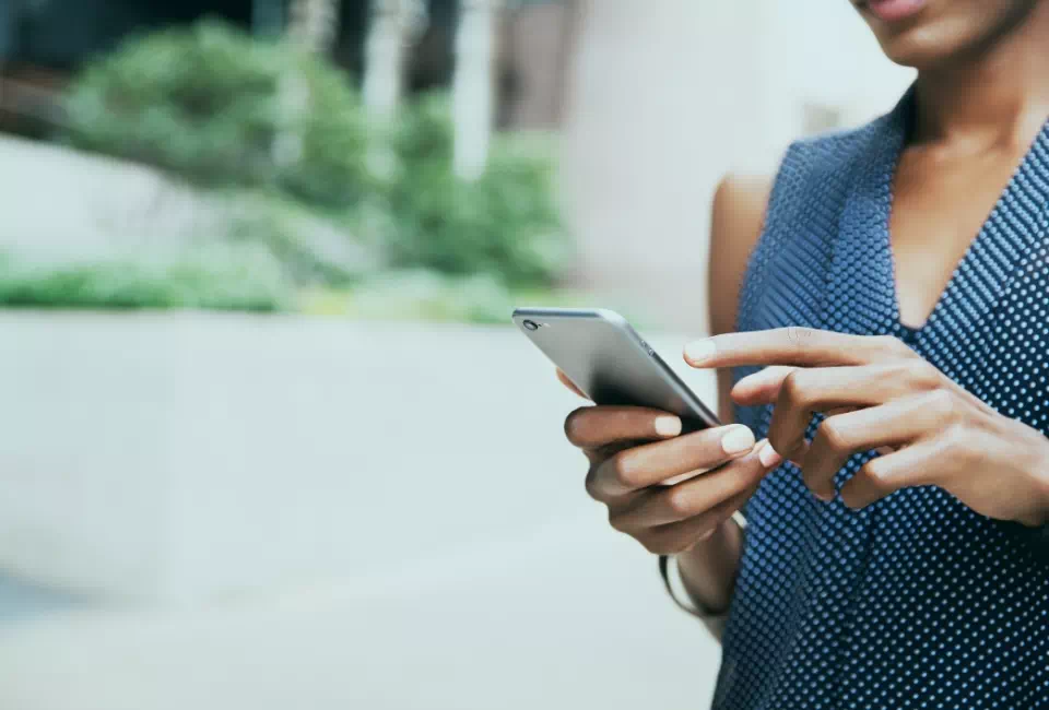 Kobieta sprawdzająca telefon